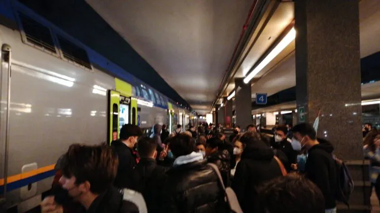 Tensione sul treno dei pendolari, controllore contro docente