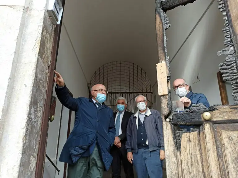Attentato contro francescani, sindaco e consigliera regionale in visita al convento. FOTO