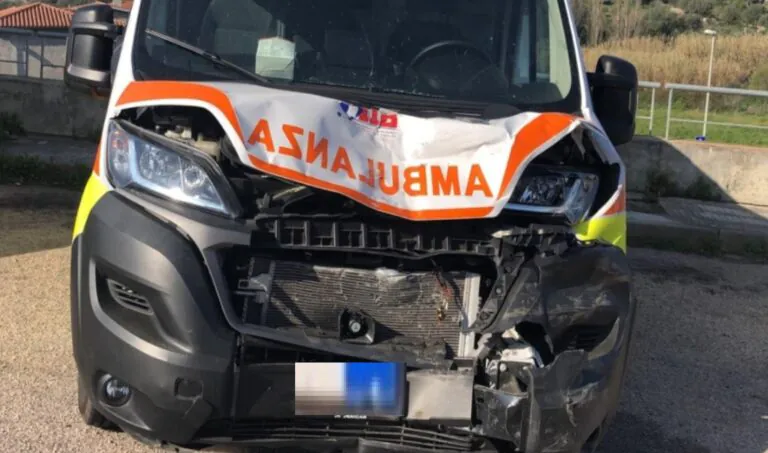 Ambulanza di corsa da un paziente grave, automobilista la tampona: paura e caos