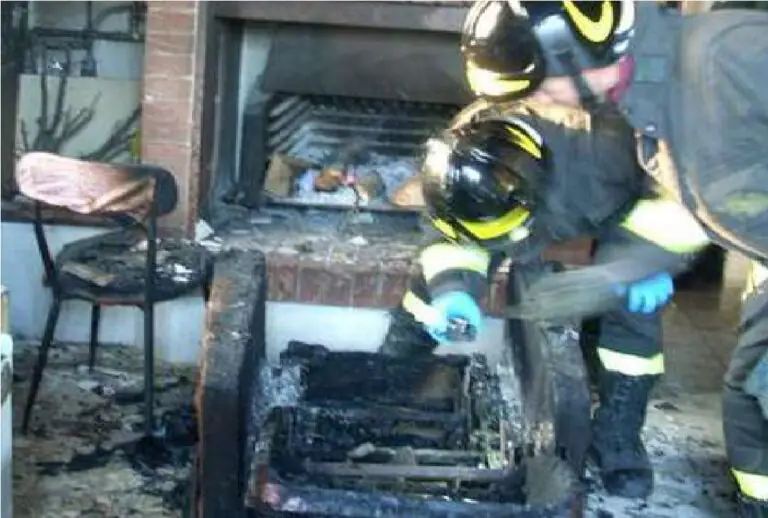 Cucina in fiamme, lui si barrica dentro: choc in centro