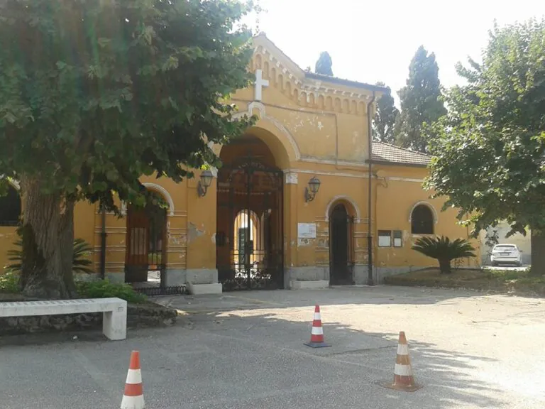 Il vento non dà tregua, crolla ala del cimitero