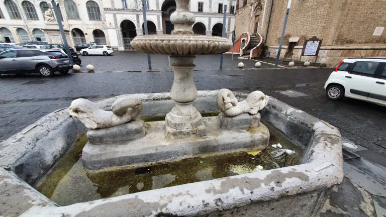 Fontana danneggiata e strade distrutte, raffica di segnalazioni al Comune: “Ma non rispondono”. FOTO