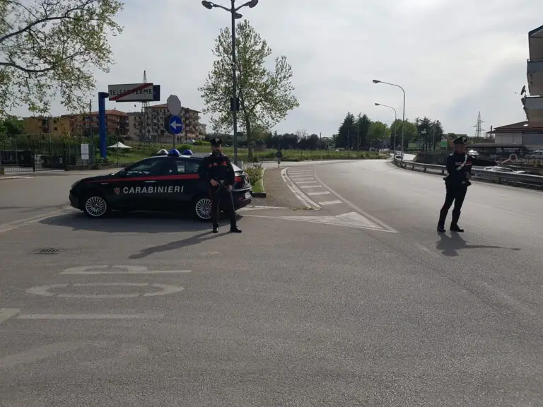 Rissa al bar con coltelli e bastoni, 11 nei guai