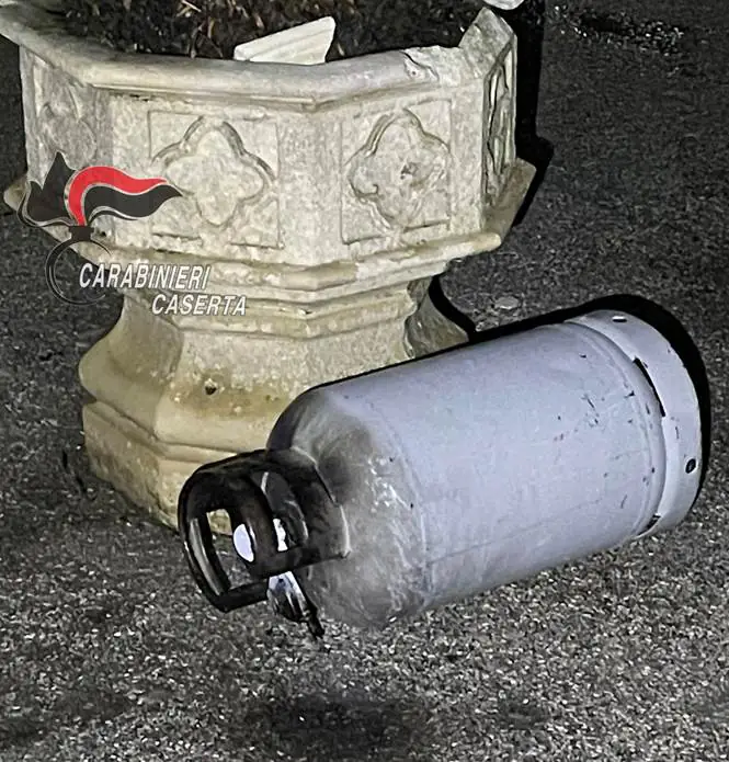 Scoppia bombola e resta intrappolata in cucina, carabinieri nell’inferno di fiamme. FOTO