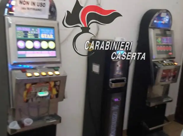 Slot illegali e cocaina, retata nelle sale giochi: 2 titolari nei guai