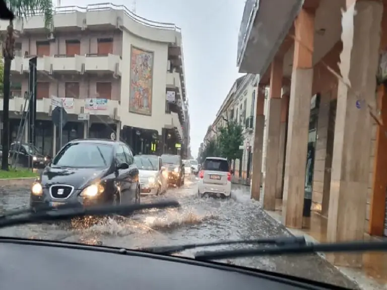 Sindaco chiude parchi ma non le scuole: “Decideranno dirigenti domattina”. Automobilisti intrappolati. VIDEO