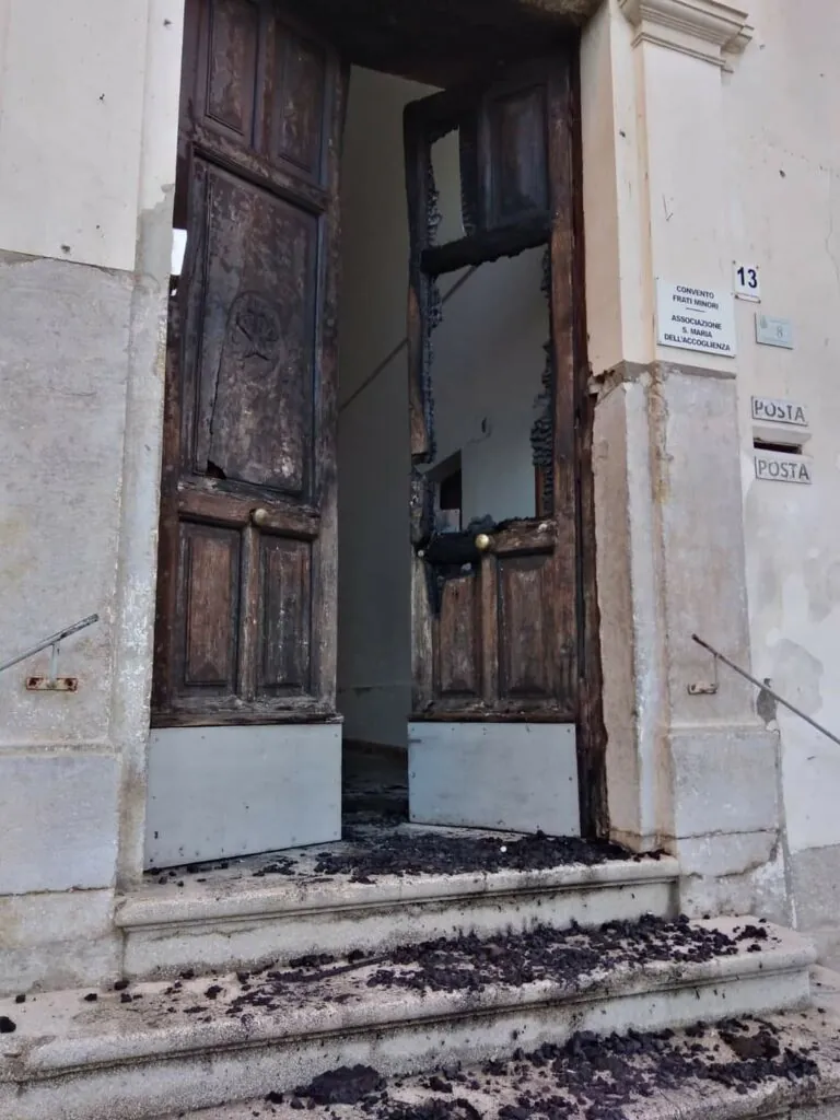 Raid incendiario contro il convento, ingresso distrutto da un rogo. LE FOTO