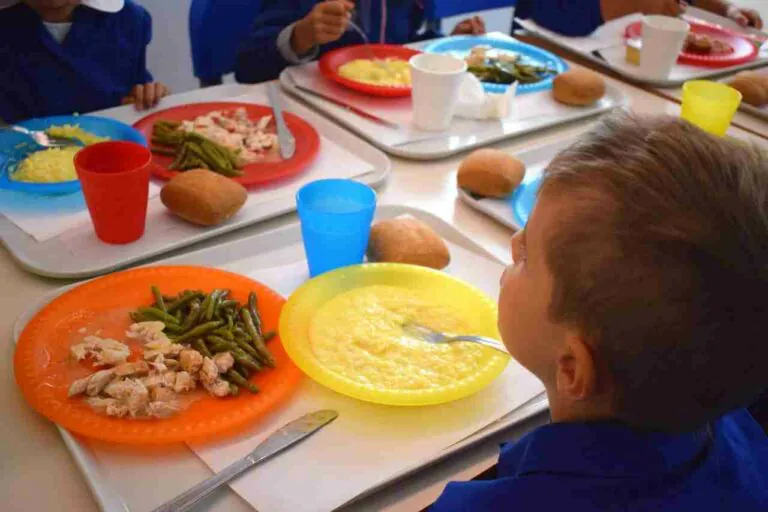 Caos mensa, vertice Comune-dirigenti: “Bimbi in classe coi panini”