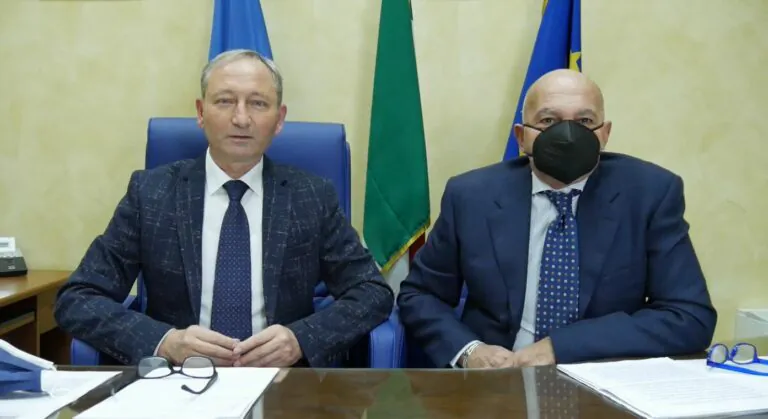 Commercianti senza green pass, il sindaco avvisa: “Vi chiudiamo e vi multiamo”