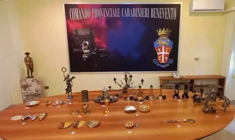 Furto in chiesa, autore beccato davanti allo stadio: trovata refurtiva sacra