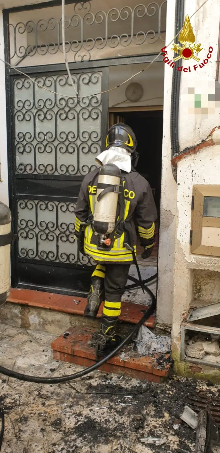 Scoppia incendio in casa, pompieri evitano disastro
