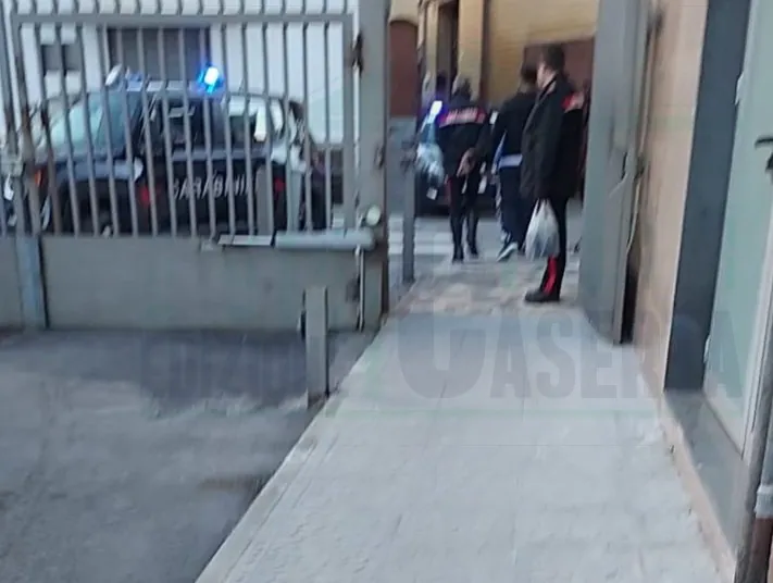 Spari dall’auto nella frazione: stanati dopo inseguimento. Sequestrate 2 pistole