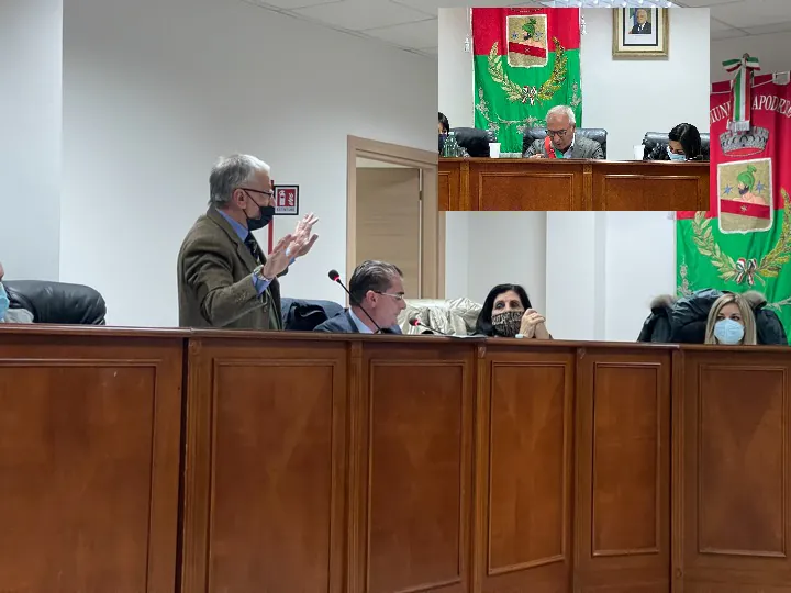 Bagarre in Consiglio, dopo lite serrata sindaco si chiude nella stanza con il rivale della minoranza