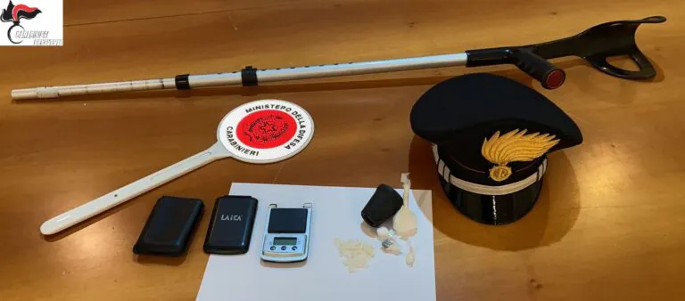 Nasconde la droga nella stampella: carabinieri lo scoprono e lui li prende a testate