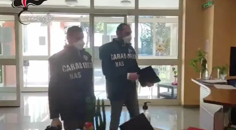 Carabinieri scoprono dottoressa No-Vax nel Casertano. Blitz anche nel centro medico