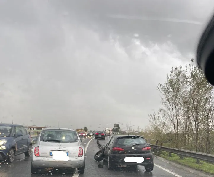 Paura sull’A1, auto colpita da un camion: corsa in ospedale