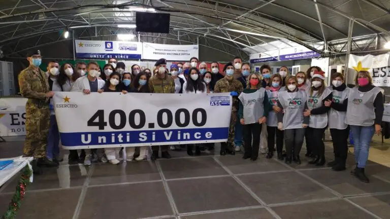 Corsa al richiamo, hub a quota 400mila ma contagio sfonda tra giovani: ricoverata pure 50enne