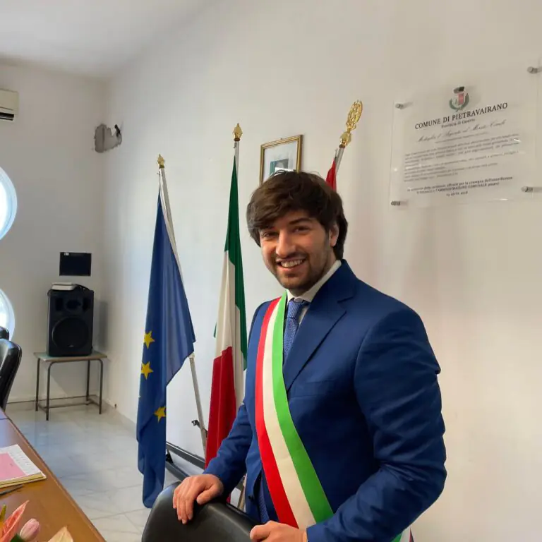Vicesindaco indagato dalla Procura per aver regalato un cellulare