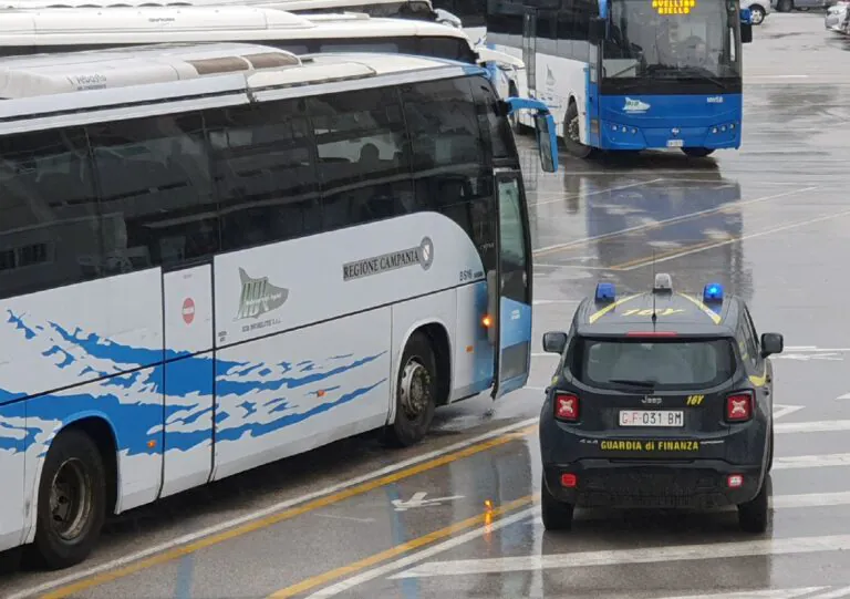 “La mascherina non la metto mai più”: e dà un pugno all’autista del bus