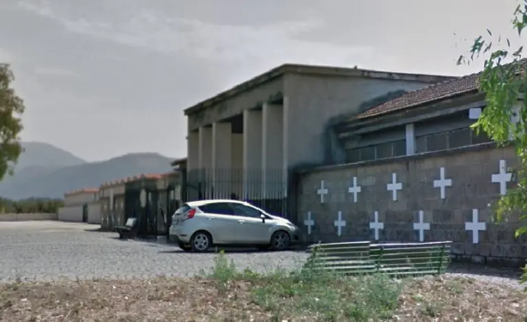 Va a pregare sulla tomba di famiglia, travolto da un’auto nel cimitero