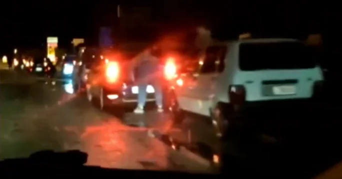 Decine di vetture in coda nella notte: automobilisti infuriati chiamano la polizia. IL VIDEO