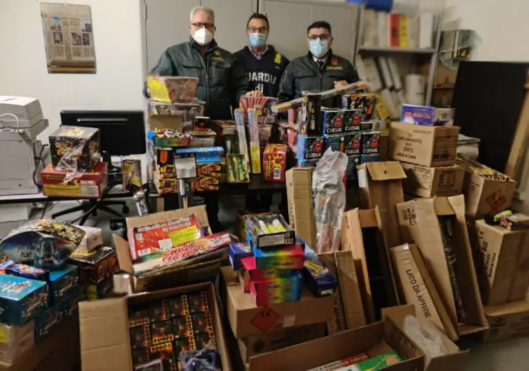 Capodanno blindato, 700 chili di botti nel garage del condominio: blitz pure nei negozi