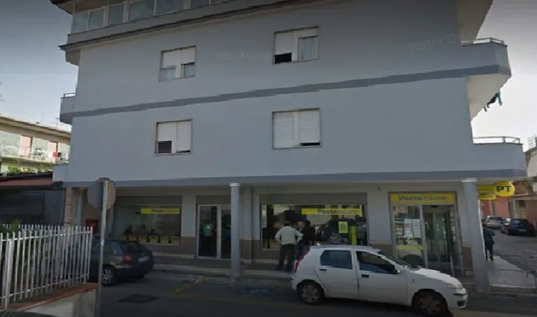 Raid “straccione” alle Poste tra schiaffi e minacce. Quantificato bottino