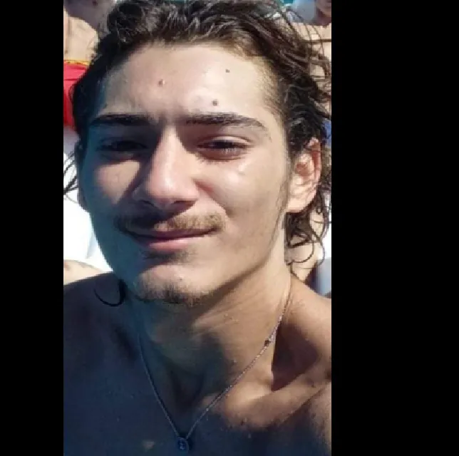 Travolto dal treno a 18 anni, lo strazio della madre: “Vorrei che venissi all’improvviso”