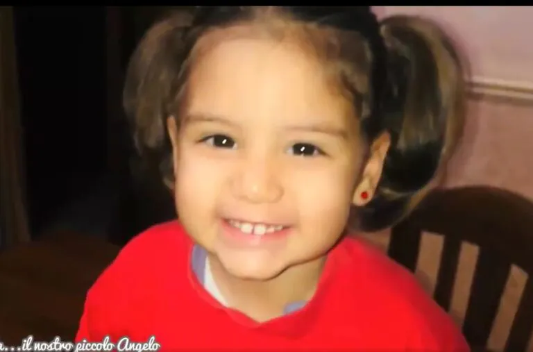 Una fiaccolata per Raffaella, l’angelo volato via a 3 anni: “Ti ricordiamo così”