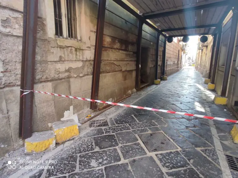 Strade colabrodo: centauri e ciclisti a terra, auto ko