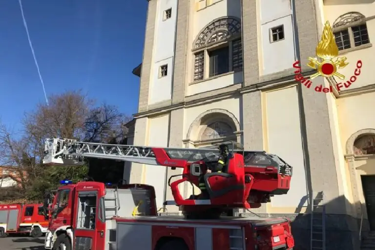 Operaio ferito mentre monta luminarie: strada chiusa per crollo
