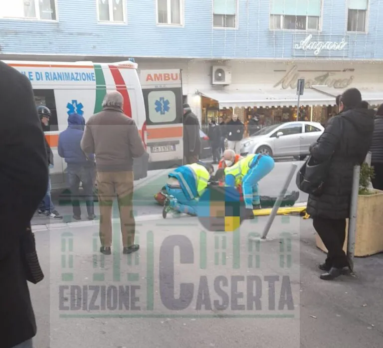 Lo investe in pieno centro: prima si ferma, poi fugge. LE FOTO