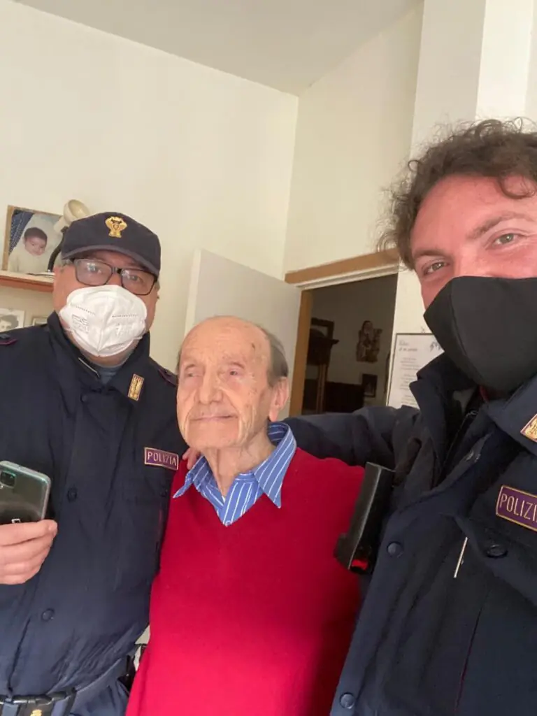 Si sente solo e chiama la Polizia: il gesto di solidarietà degli agenti