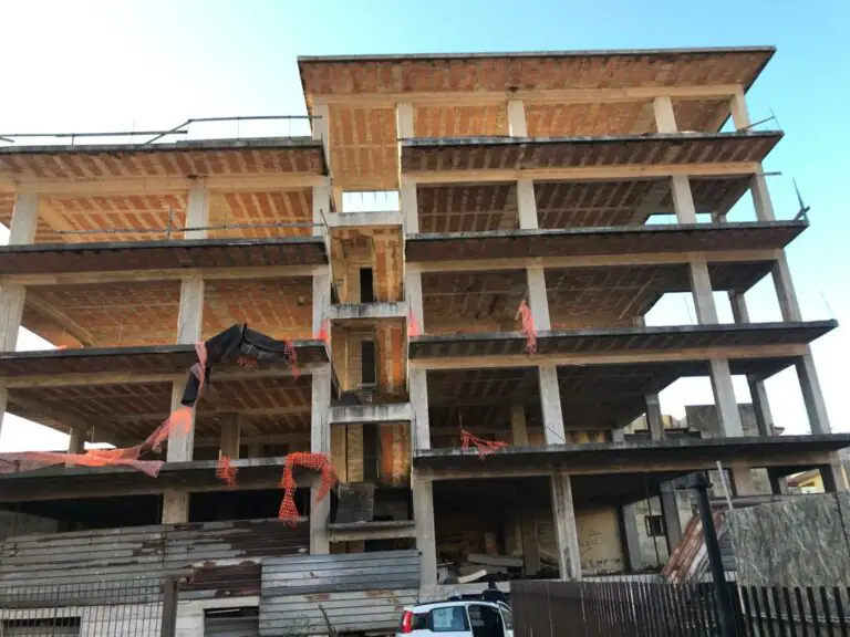 Materiali pericolosi abbandonati: sequestrato un fabbricato. Denunciate 4 persone