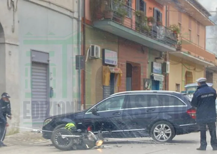 Paura all’incrocio, centauro finisce a terra dopo impatto con un’auto: condizioni serie
