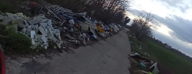 Rifiuti pericolosi abbandonati sulle coltivazioni, scoperto choc nell’agro. FOTO