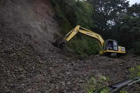Escavatore si ribalta, operaio muore schiacciato: lutto nel Casertano