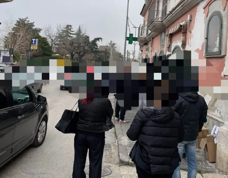 Assalto a farmacie e hub vaccinali, domenica folle nel Casertano: 7 ore in fila per un tampone