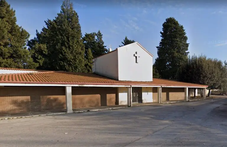 Raid al cimitero: razziate cappelle e ufficio