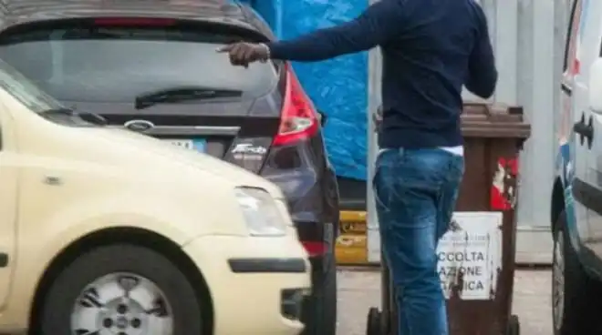 Parcheggiatore abusivo insegue e minaccia automobilista: interviene la polizia