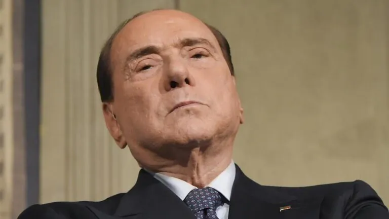Berlusconi è stato dimesso dall’ospedale San Raffaele: i motivi del ricovero