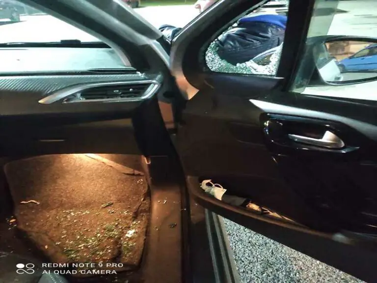 Auto depredate nella zona del centro commerciale