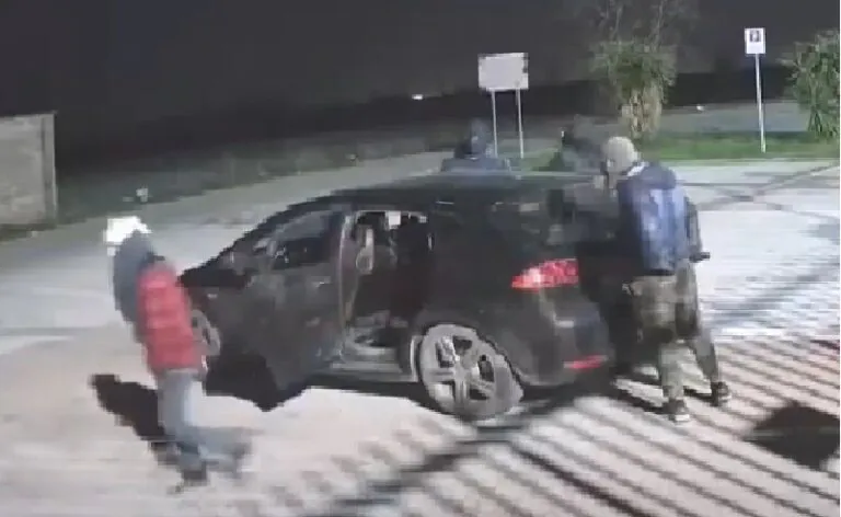 Banda lo blocca e pesta per derubarlo: choc sulla Statale