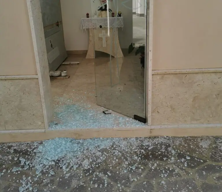 Ladri al cimitero, razziate le cappelle
