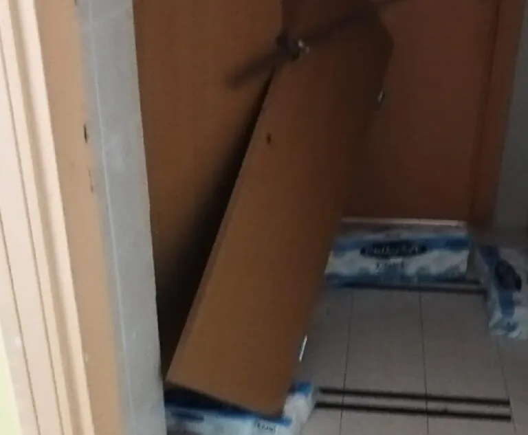 Irruzione choc a scuola, aule devastate: arrivano i carabinieri