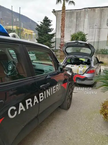 Stavano vendendo nafta contraffatta, i carabinieri stanano 2 truffatori in centro