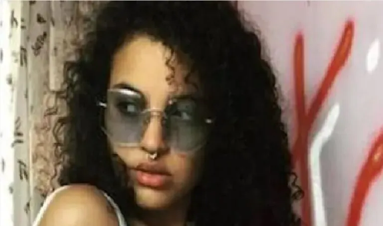 Trovata morta sul divano a 23 anni, due indagati. I NOMI