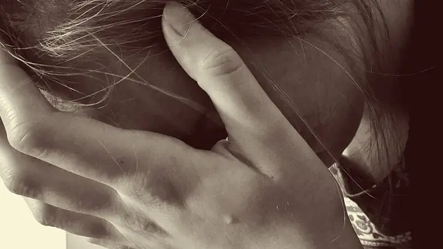 Violenta lite in famiglia, donna aggredita: corsa in ospedale