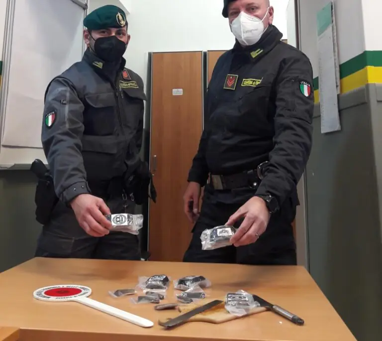 Noto parrucchiere trovato con mezzo chilo di hashish nel salone. FOTO