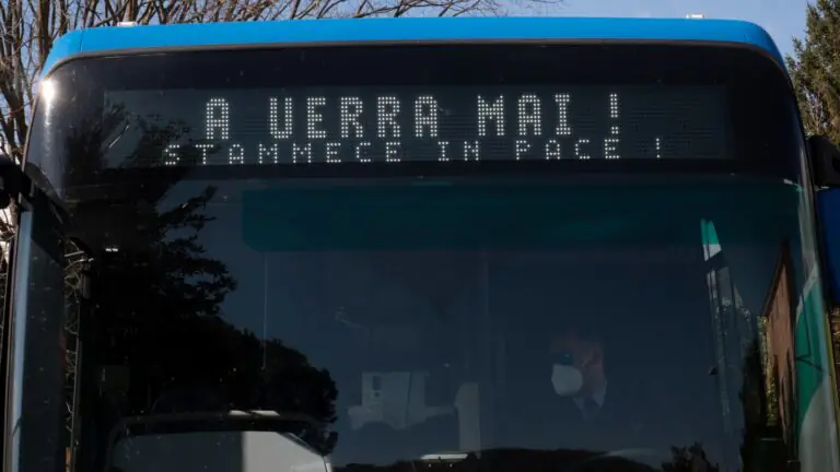 ‘No alla guerra’, le scritte sui bus casertani